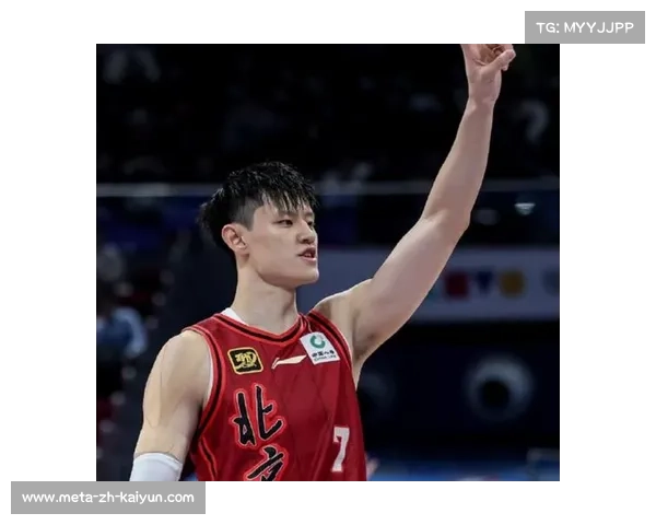 曾凡博中场精准传球助攻篮网队友精彩配合显露实力